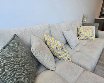 Brand New 5 star Luxe Apartment Pool, Swim Up Bar, Rooftop Bar, near stadium - Gosford - Living room