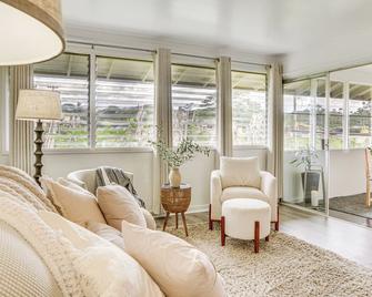 Hilo Apartment w/ Lanai - 2 Mi to Beaches! - Hilo - Olohuone