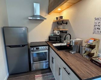 Medicine Grizzly Mountain Lodge - East Glacier Park - Kitchen