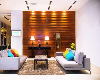 Ayola First Point Hotel Pekanbaru - Pekanbaru - Salónek