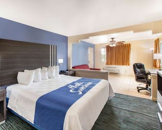 Days Inn & Suites by Wyndham Braunig Lake - Elmendorf - Bedroom