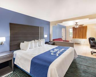 Days Inn & Suites by Wyndham Braunig Lake - אלמנדורף - חדר שינה