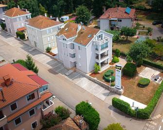 Apartments and Rooms Degra - Umag - Budynek