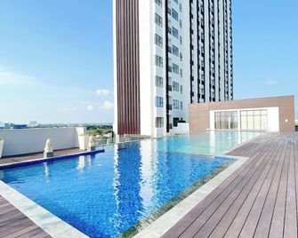 Spacious and Homey Studio at Cleon Park Apartment By Travelio - Yakarta - Piscina