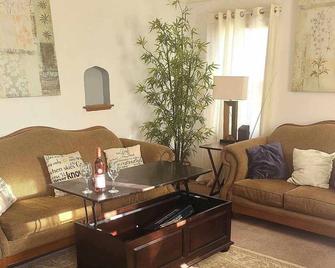 Hop, Skip, & a Jump Away! MOA, Lake Nokomis, Fun & More! Close to Everything! - Richfield - Living room