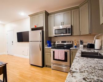 Steps 2 Shore️ | Sleeps 4 W/ W+D +near Casinos - Biloxi - Kitchen