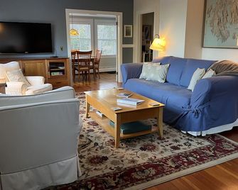 Charming, pet-friendly home close to Acadia with a spacious yard & a nice deck. - Mount Desert - Living room