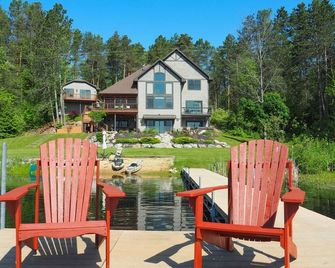 Lakefront Lodge & Adjacent Carriage House-65 Acres-Private Lake, Gourmet Kitchen - Big Rapids - Innenhof