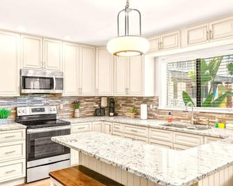 Boutique Beach Retreat - Treasure Island - Kitchen