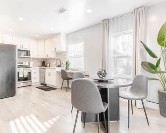 Cozy Home W loft near UCDavis Med Center/ Downtown Sacramento Free parking - Sacramento - Cocina