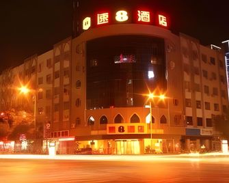 Super 8 by Wyndham Yinchuan Nan Men Guang Chag - Yinchuan - Building
