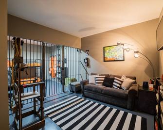 The Most Interesting House in Texas! Tropical Cabana Pool and Hot Tub - Pearland - Living room
