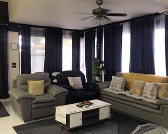 Cozy beach front home retreat. Pet and family friendly! - San Juan - Living room