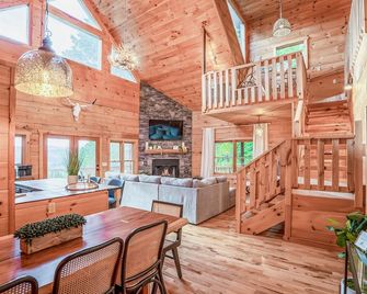 Cozy & kid friendly cabin w/ million views, hot tub, game room, and fire pit!! - Franklin - Dining room