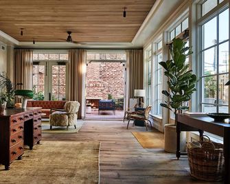 The Pinch Hotel - Charleston - Living room
