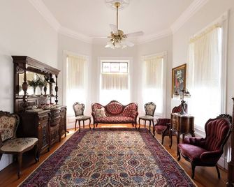 Historic Luxury Queen Anne Victorian - Winters - Living room