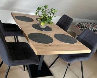 Ruhiges großes Ferienzimmer - Ferienwohnung in der Nähe von Hamburg - Horst - Essbereich