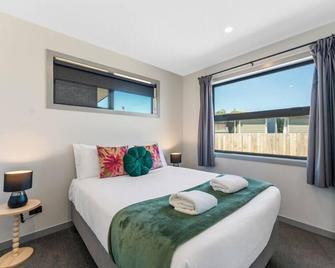 Sunny Side Getaway - 2 bdrm, close to town - Taupo - Bedroom