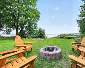 Doc's Place on Lark's: Tunnel of Trees Getaway | Lark's Lake | Lakefront | 2BR - Pellston - Patio