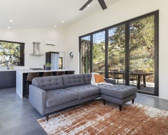 A Little Tish - Secluded Stargazers Getaway 2 Bedroom Home by RedAwning - Yucca Valley - Obývací pokoj