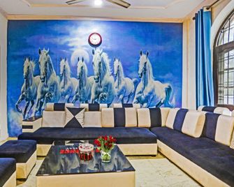 Hotel O Mannat stay - Noida - Salon