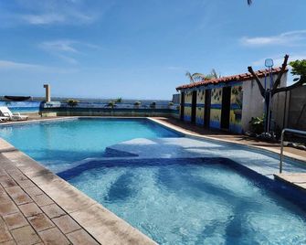 A Wave from it all 3 ' Best value and view of the ocean ! - San Luis Talpa - Piscina