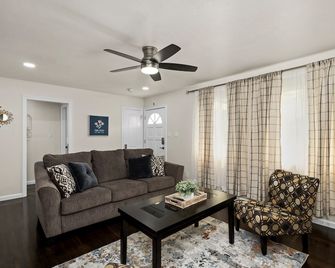 Homey, Clean & Convenient for Vacation or Business - Fresno - Living room