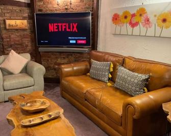 Gloucester - 2 Bed - Pet Friendly - Prime Location - Gloucester - Living room