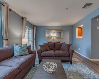 New! Special Rates - Downtown Nashville, Riverfront! - Nashville - Living room