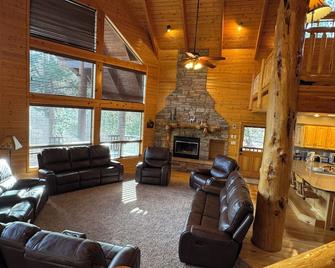 Clear Creek Cabin-Private 4 Acre Creekside Retreat with Beautiful Mountain Views - Panguitch - Living room