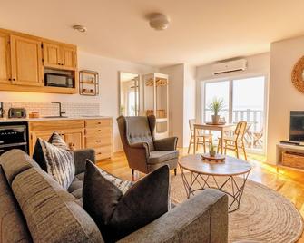 North Star Beach Suites - Louisbourg - Living room