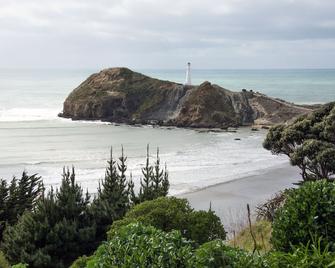 Castlepoint - Private family beach home with stunning views capturing the sun. - Whakataki - Playa