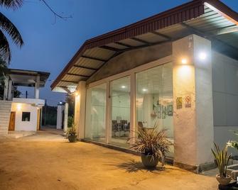 Riverside Hotel - Seeduwa - Building