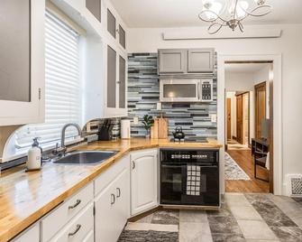 The Prairie Loft - Sioux Falls Luxury Retreat - Sioux Falls - Kitchen