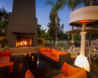 Hilton Garden Inn Los Angeles Montebello - Montebello - Binnenhof