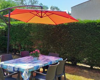 Sunny and relaxing villa in St Trojan les Bains ( ile d'oleron ) - Saint-Trojan-les-Bains - Innenhof