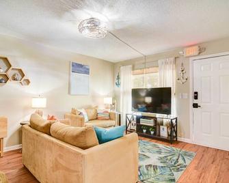 Family Vacation Rental Home in Largo! - Largo - Living room