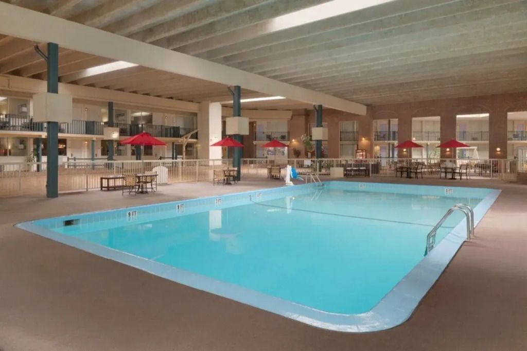 Ramada by Wyndham Uniontown - Uniontown - Zwembad