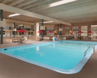 Ramada by Wyndham Uniontown - Uniontown - Bazén
