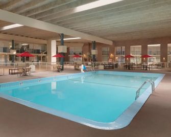 Ramada by Wyndham Uniontown - Uniontown - Zwembad