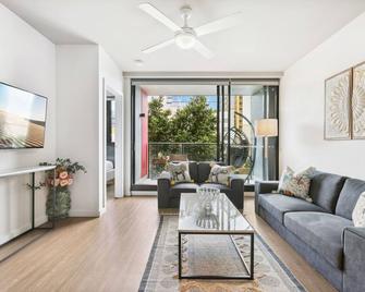 Cosy 2-Bed with Pool Bbq Area and Secure Parking - Brisbane - Living room