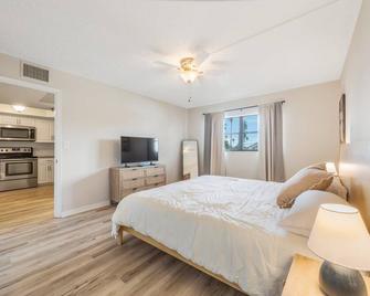 #211 Madeira Place - Saint Pete Beach - Bedroom