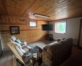 Westside 4-bdrm cabin between Hamilton & Victor with WiFi, AC. Enjoy your stay - Victor - Sala de estar