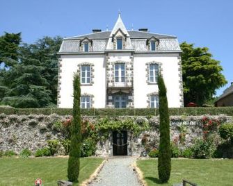 Maison d'hôtes et gîtes La Chouannerie à côté du parc du Puy duFou - Pouzauges - Edificio