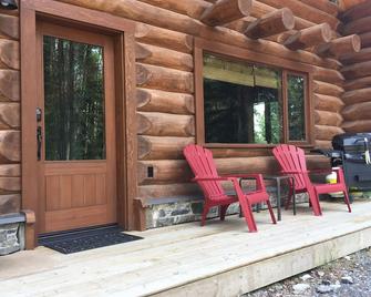 Cabin1 - A Beautiful Log Cabin In The Heart Of The Canadian Rocky Mountains - Nordegg - Patio