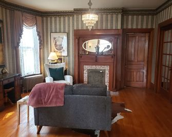 Historic 1875 Victorian-Pear Tree Manor - close to downtown, Lake Huron, & river - Port Huron - Living room