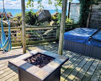 Sunrise Retreat - Lakefront Cottage w/ Hot Tub - Wheatley - Balcony