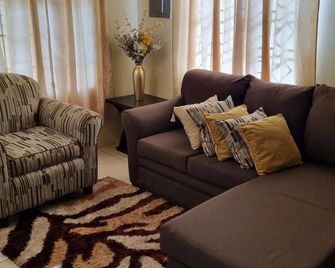 2-Bed Sleeps 4 Private Garden Parking - Portmore - Living room