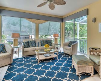 Captiva Sun & Moon Pool House - Beach Side of Village Center - Captiva - Living room