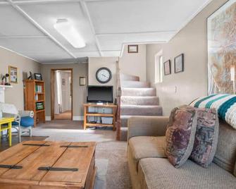 Cozy house close to Main St in downtown Leadville! - Leadville - Living room
